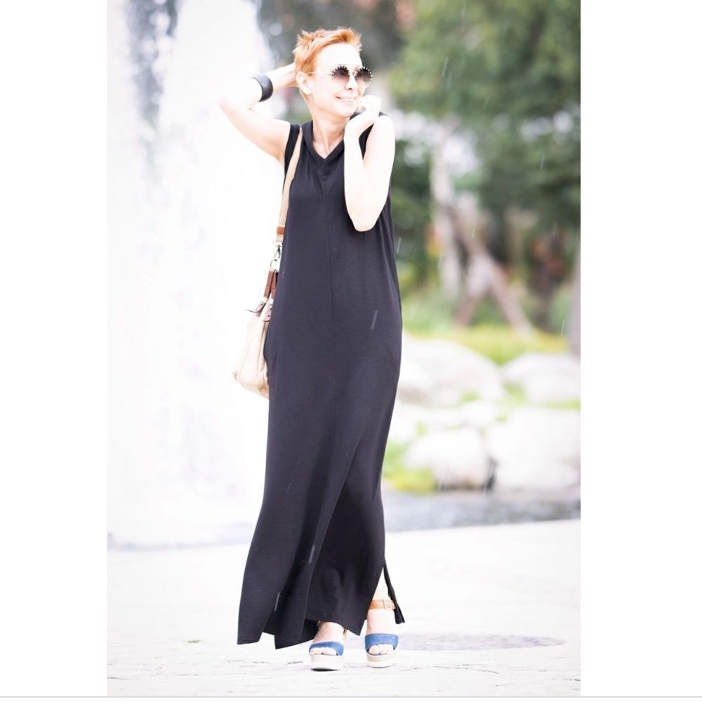 Tahari Classic casual elegance black sleeveless side slits maxi dress